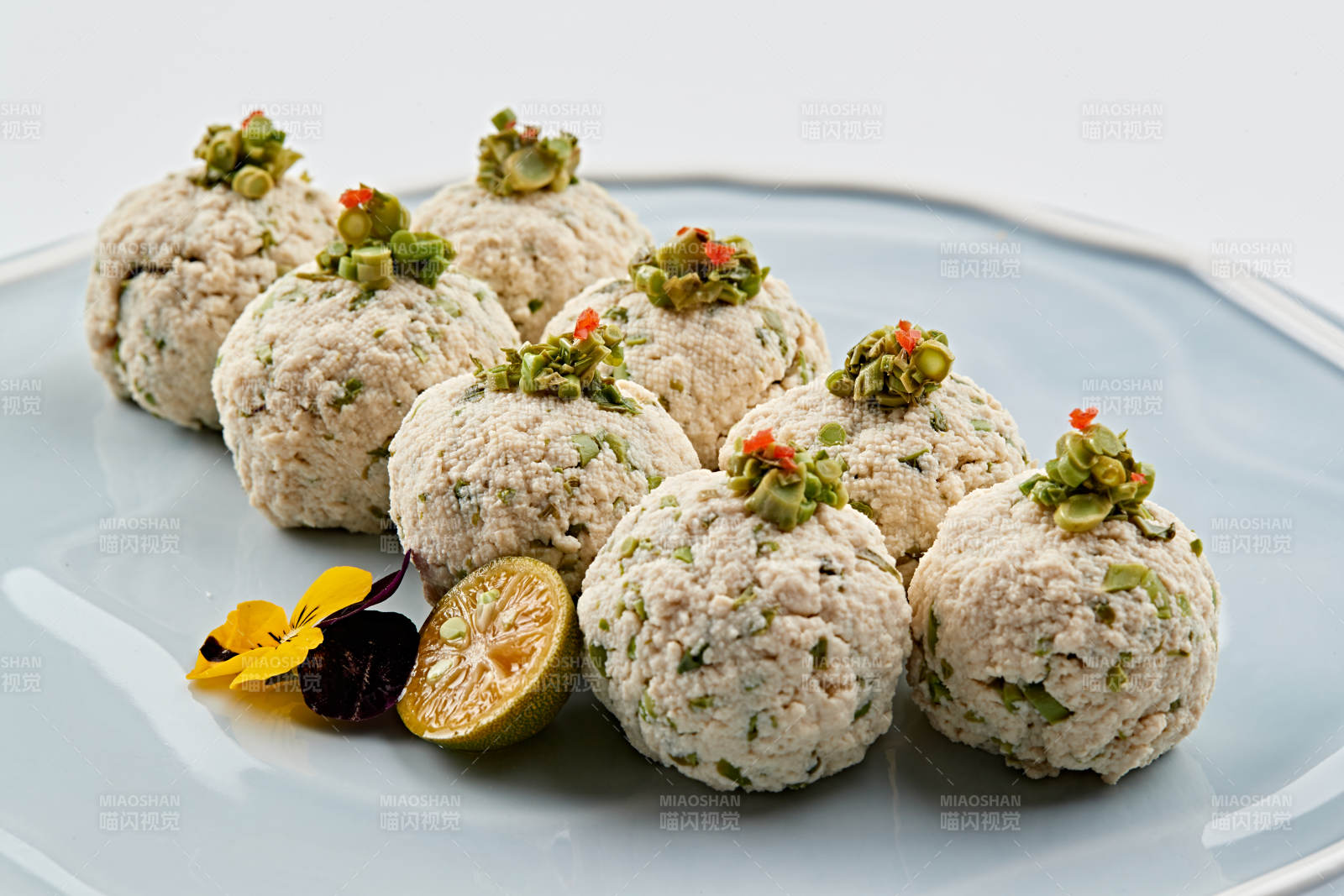 精美磁盘装的香椿粒巧拌麻豆腐图片