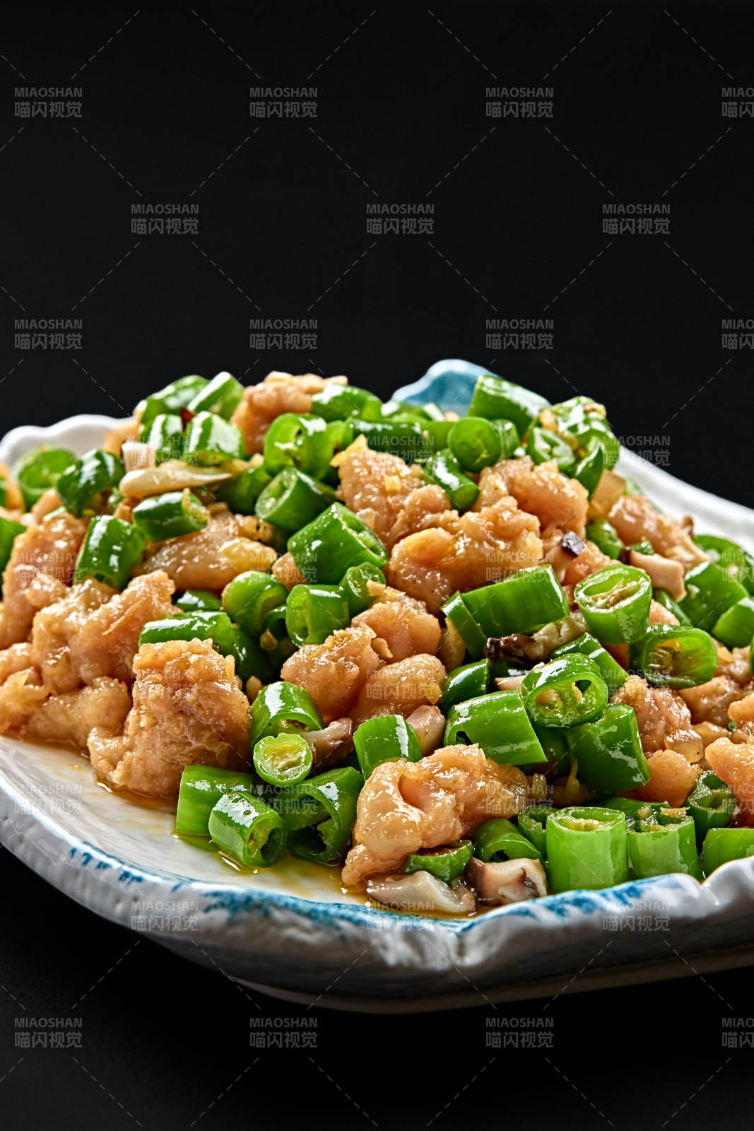 精美瓷餐具装的川菜鲜椒兔丁图片