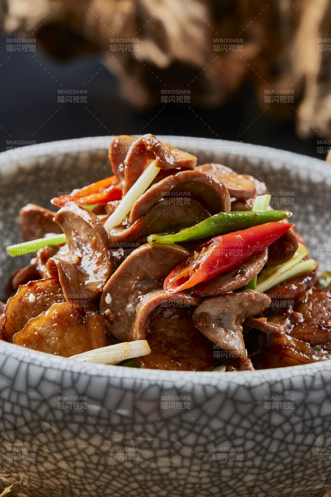 仿汝窑餐具装的香辣小炒腰片图片