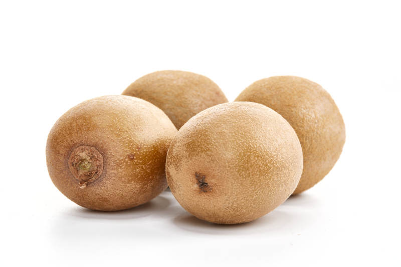 白色背景上摆放的新鲜水嫩猕猴桃图片