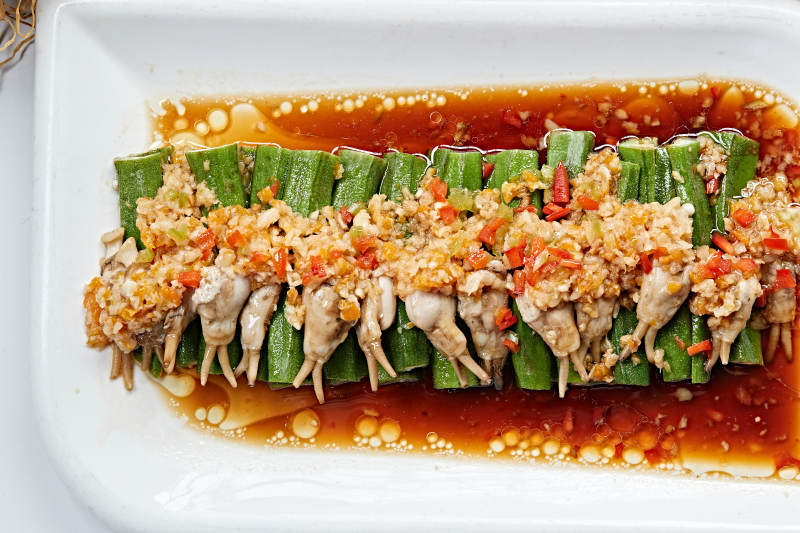 剁椒浇汁秋葵蒸蛏子图片