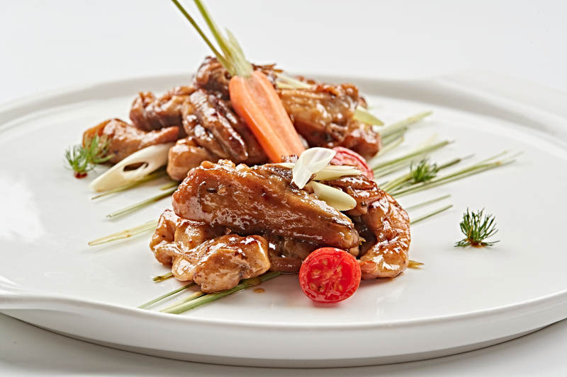 白色瓷盘装的卤味百香鸡图片