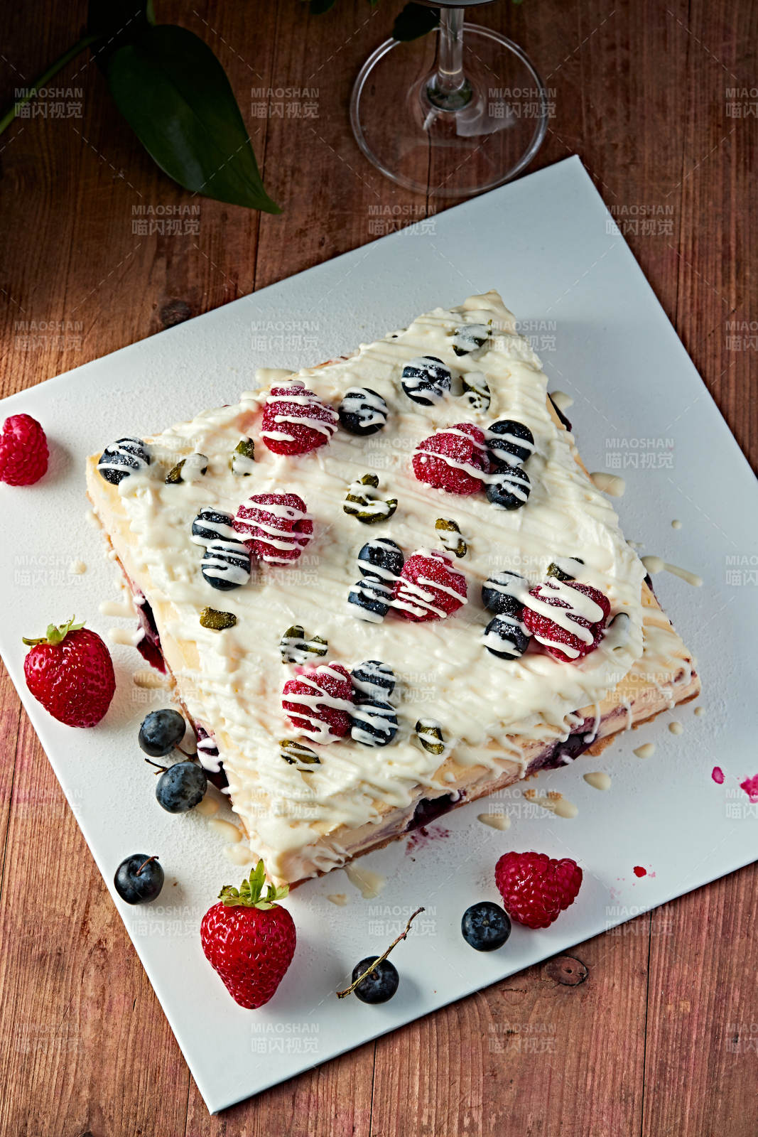 蓝莓树莓鲜奶慕斯蛋糕图片