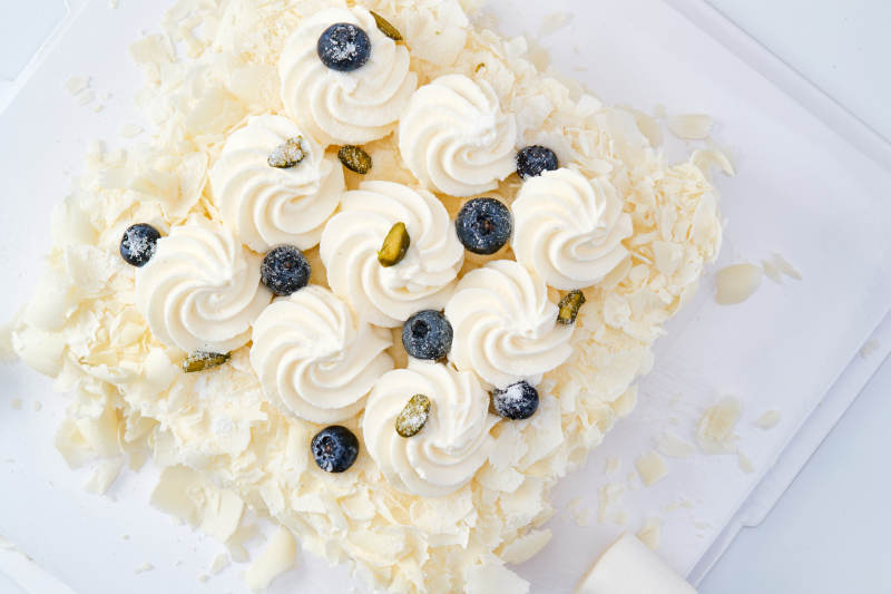 蓝莓白巧克力鲜奶慕斯榴莲蛋糕图片