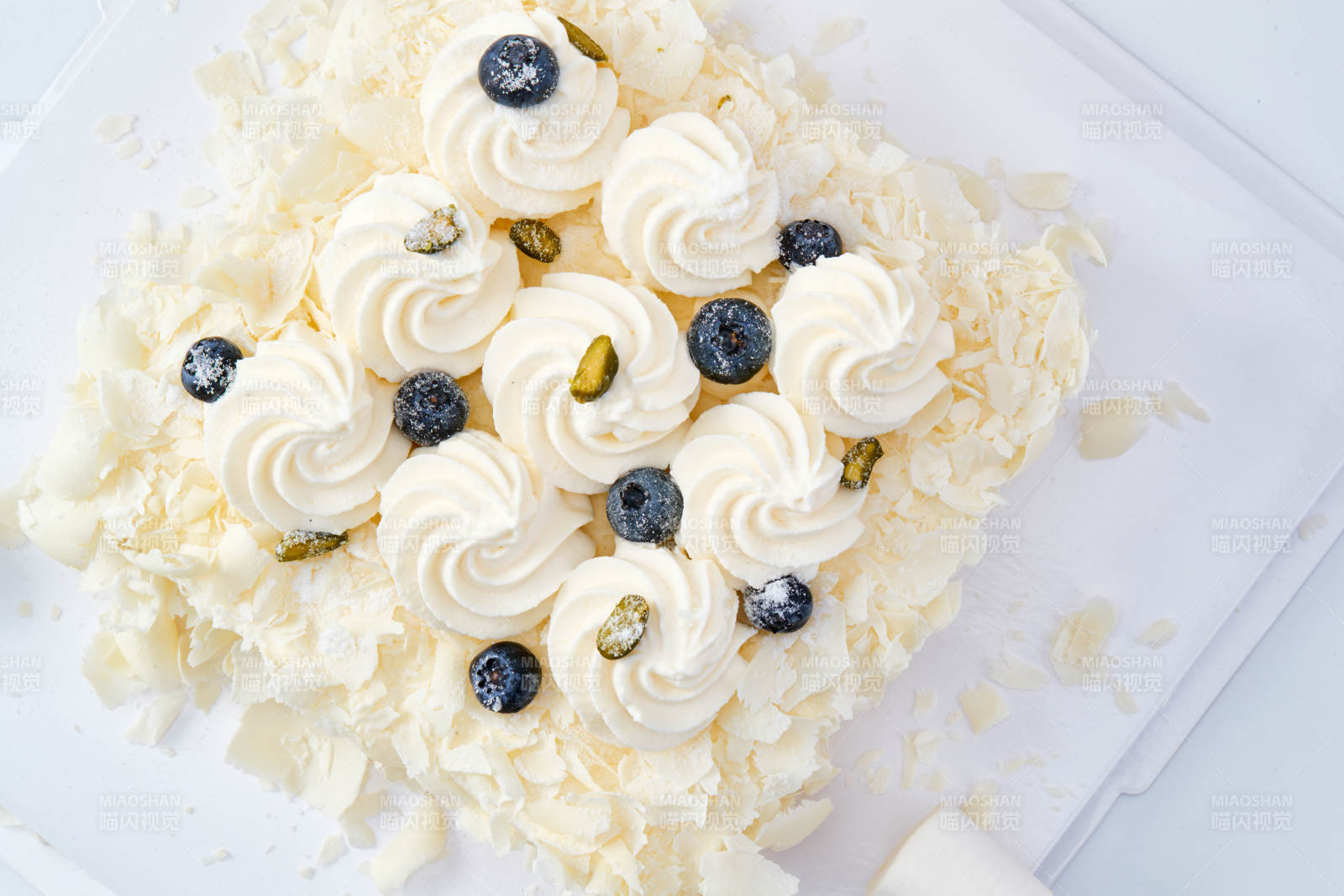 蓝莓白巧克力鲜奶慕斯榴莲蛋糕图片