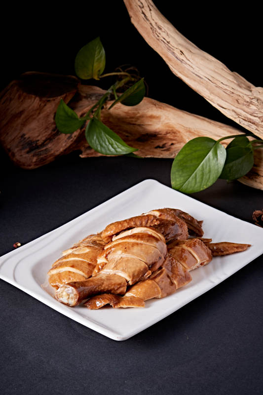 白色盘装的港式豉油白切鸡图片