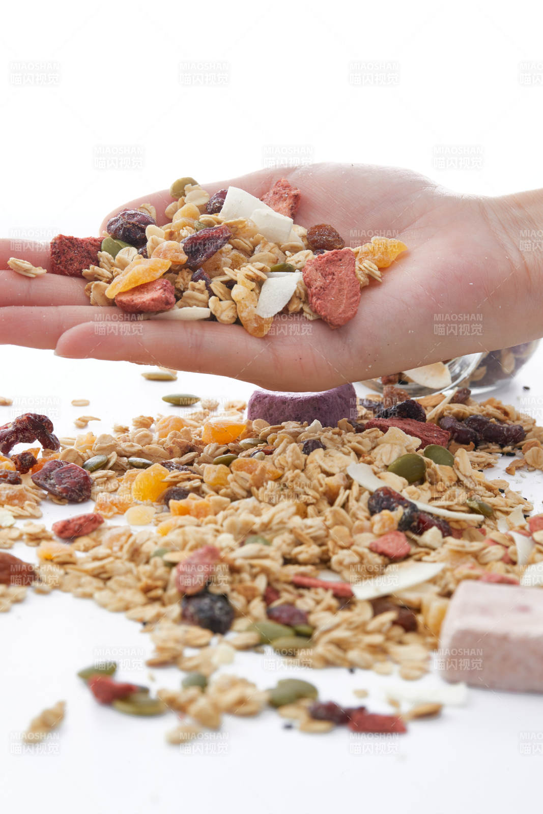 美味健康的营养早餐坚果混合烤燕麦图片