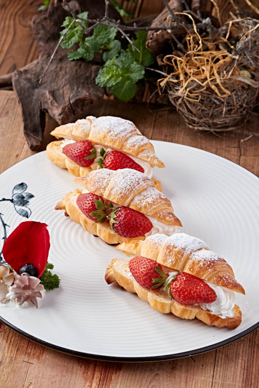 鲜奶油草莓牛角面包图片