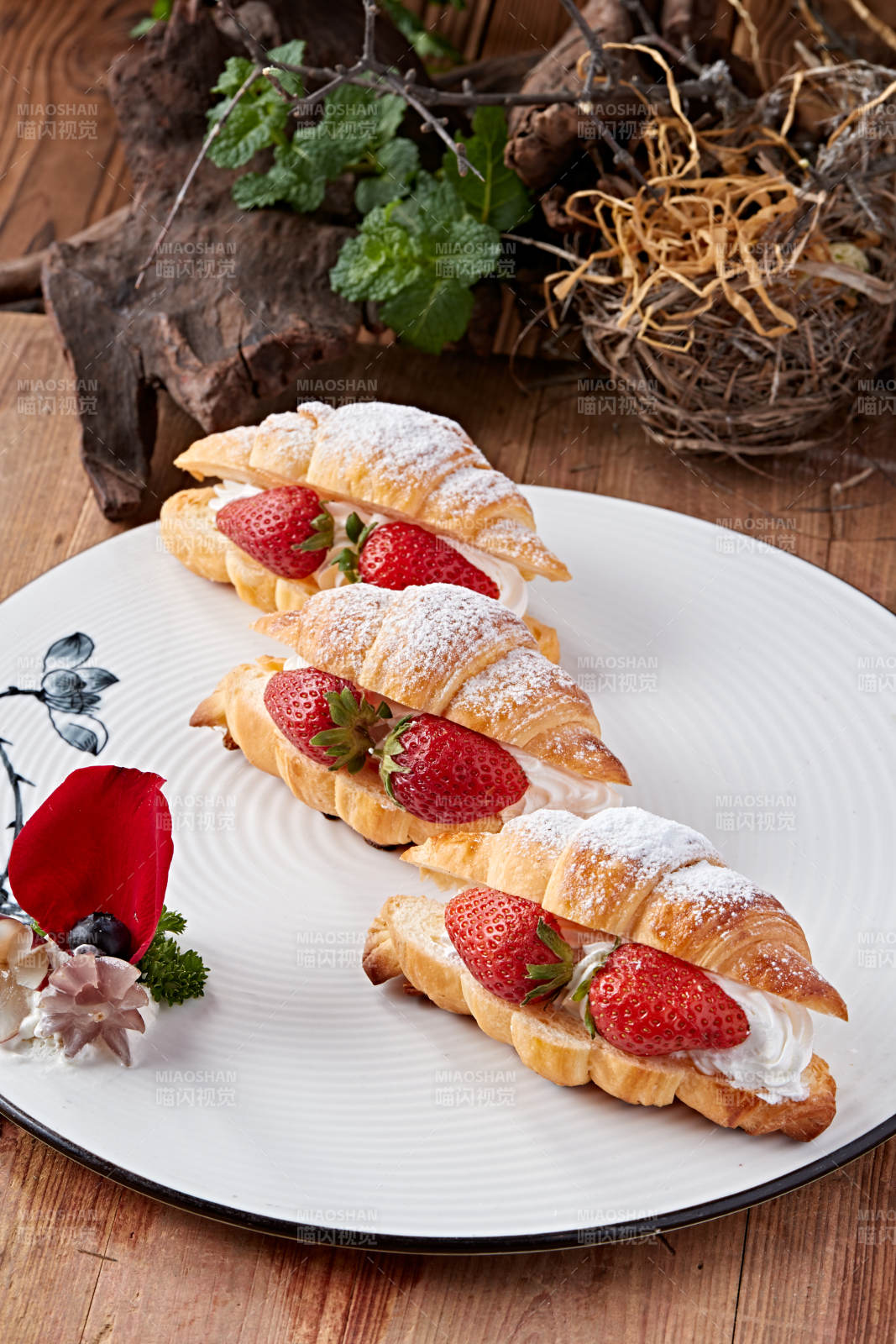 鲜奶油草莓牛角面包图片