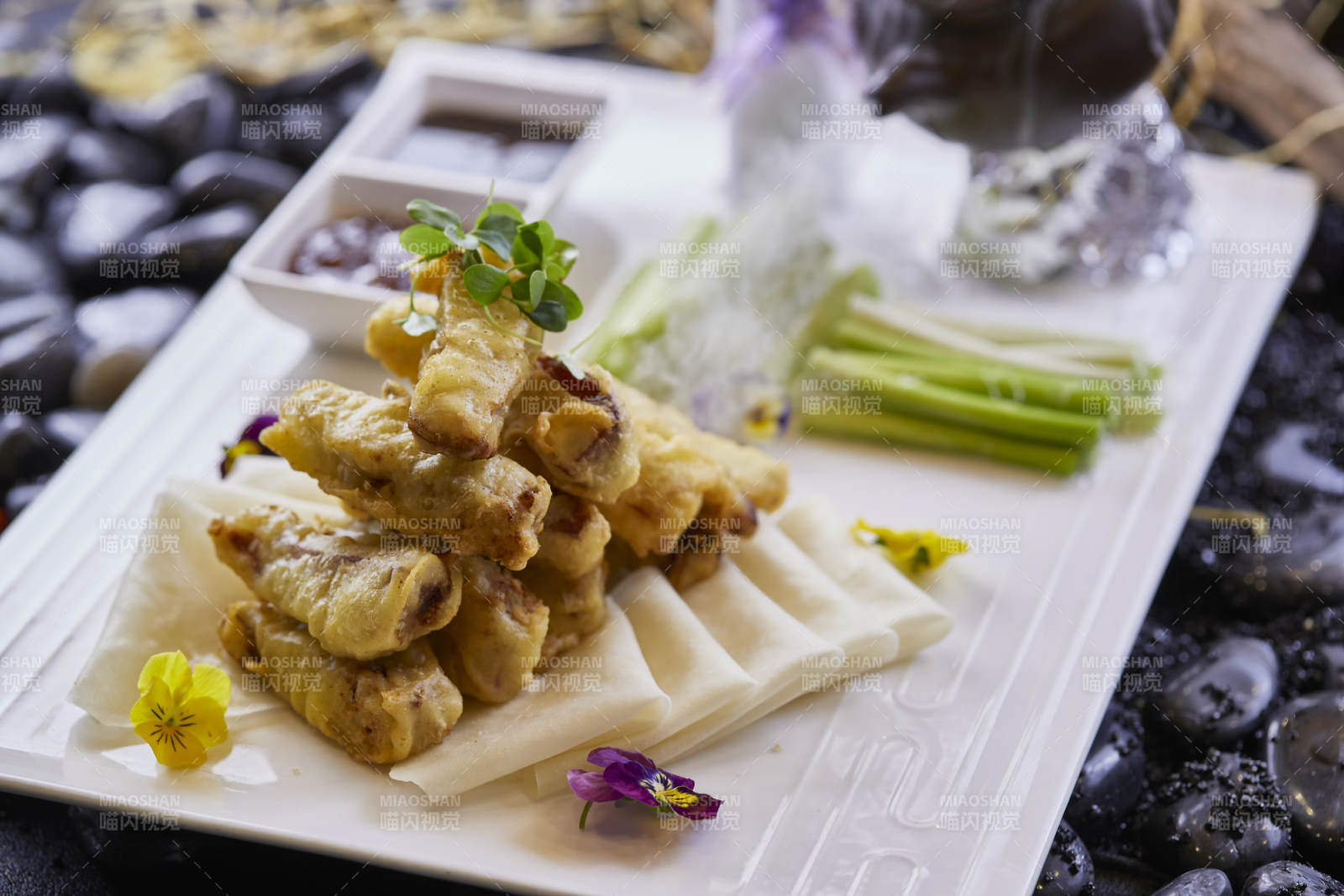 裹面香炸猪肘花配卷饼图片