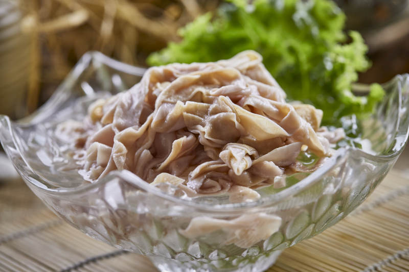 玻璃器皿装的新鲜鸭肠图片