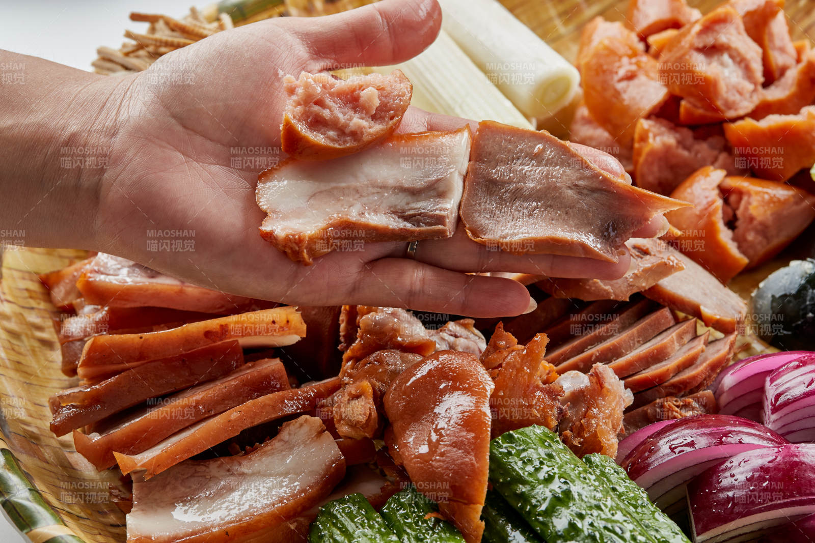 竹制笸箩装的农家大丰收图片