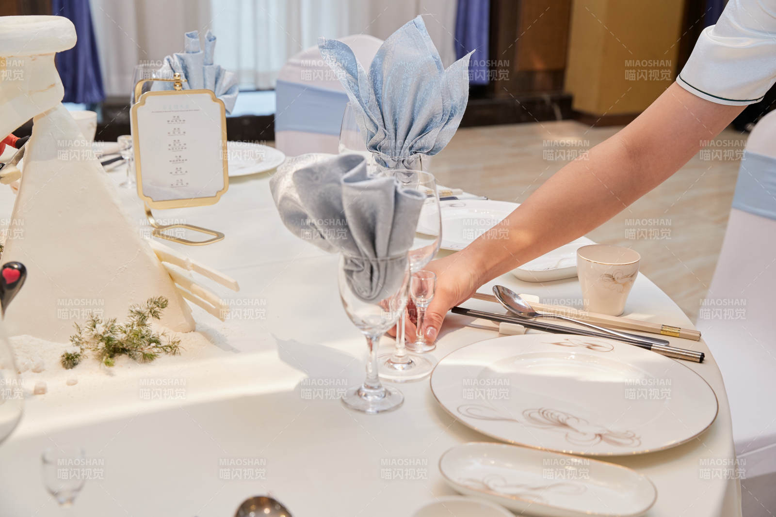 人与食物紧张忙碌的中餐厨房图片