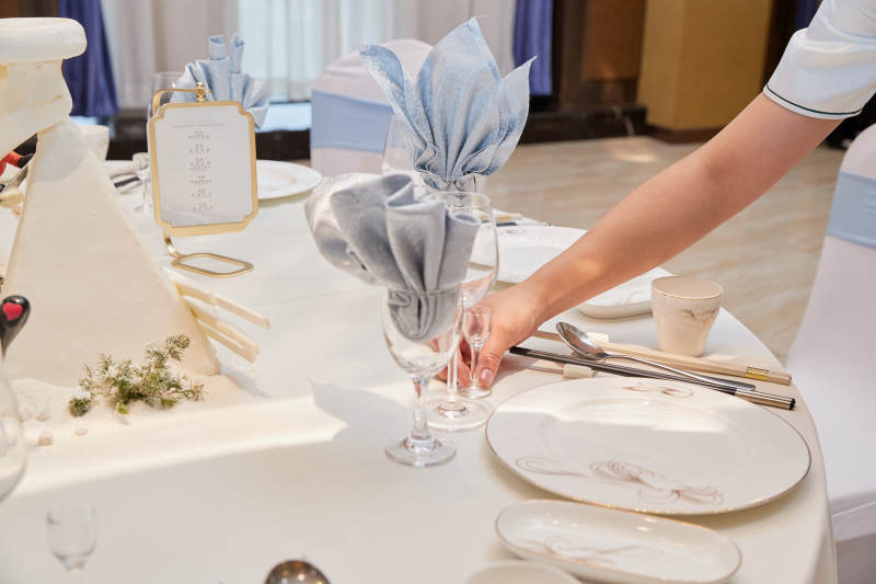 人与食物紧张忙碌的中餐厨房图片