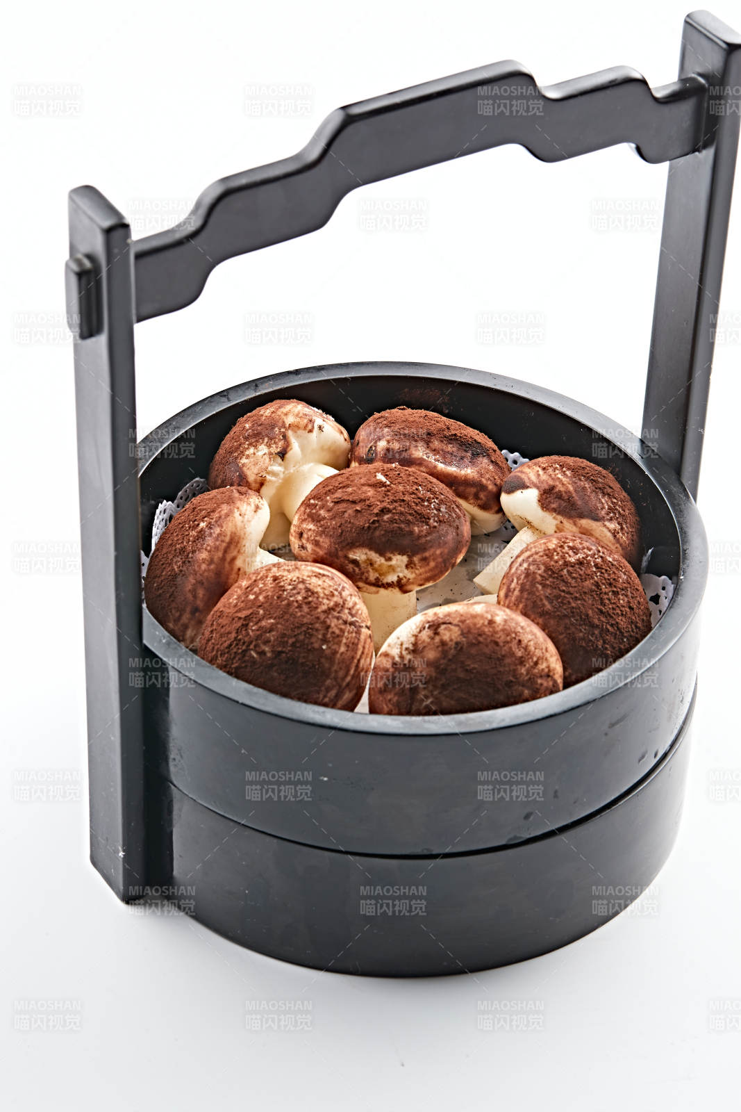 古典木质食盒装的可可粉香菇豆沙包图片