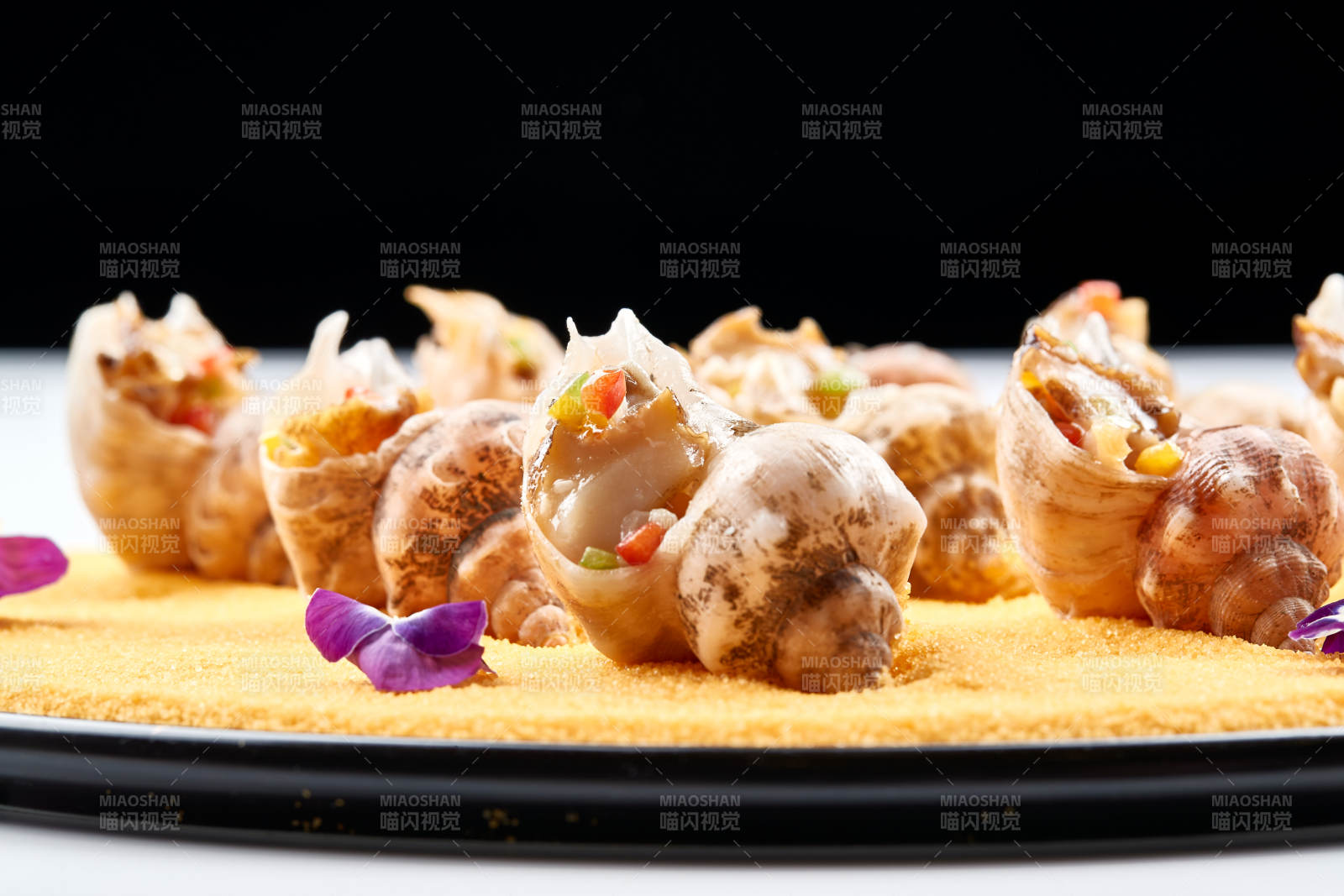 精美装饰餐具装的盐烧小海螺图片