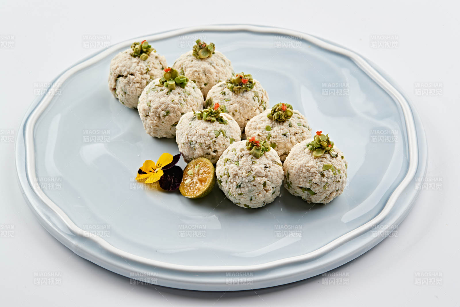 精美磁盘装的香椿粒巧拌麻豆腐图片