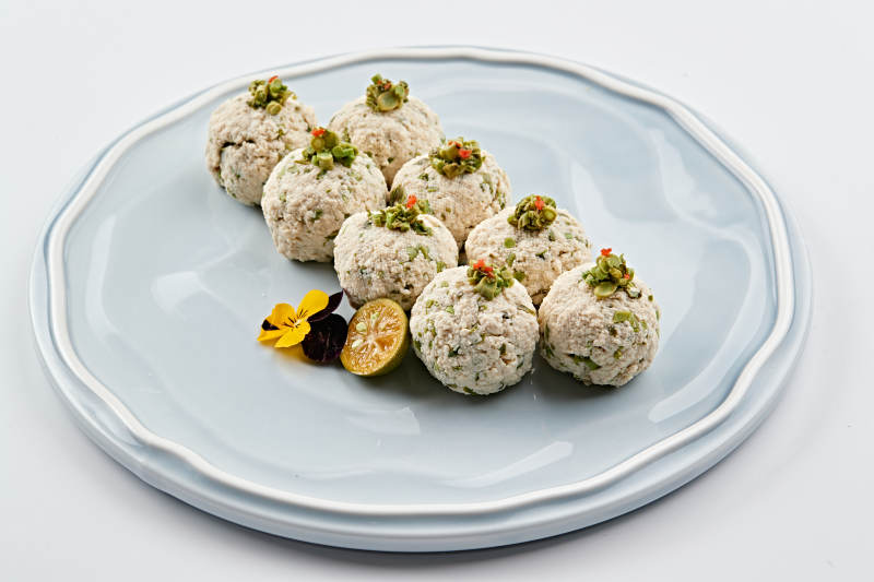 精美磁盘装的香椿粒巧拌麻豆腐图片