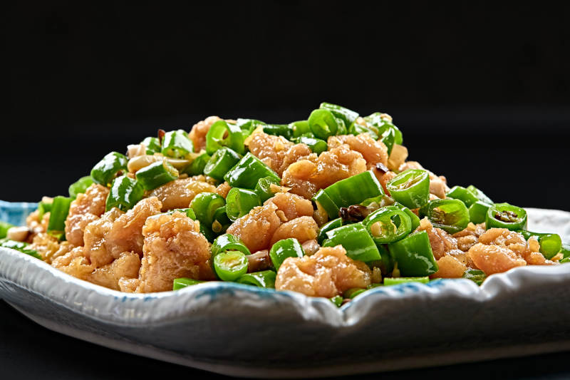 精美瓷餐具装的川菜鲜椒兔丁图片