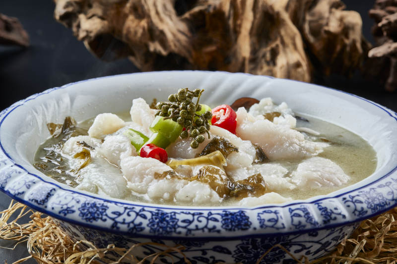 青花瓷盘装的藤椒浓汤酸菜龙利鱼图片