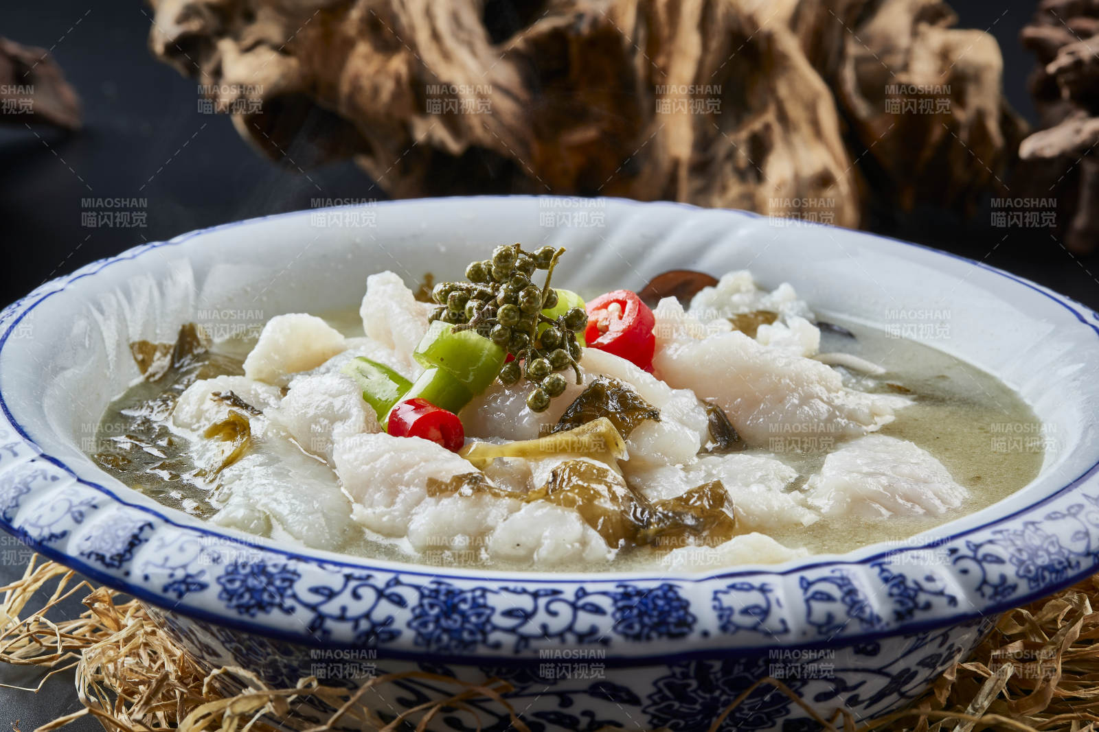 青花瓷盘装的藤椒浓汤酸菜龙利鱼图片