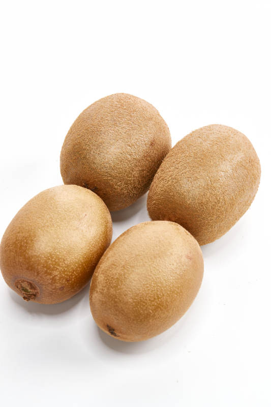 白色背景上摆放的新鲜水嫩猕猴桃图片