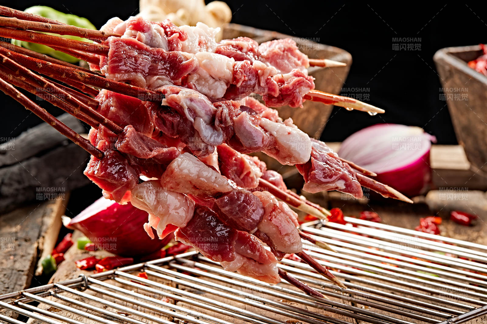 生鲜羊肉穿制的新疆红柳枝羊肉串图片