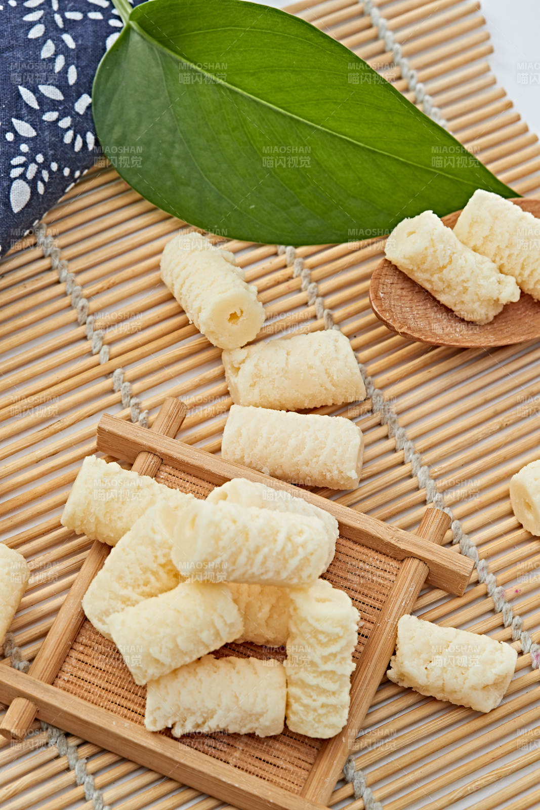 浓香甜美滋味浓郁的蒙族牛奶制品特写图片