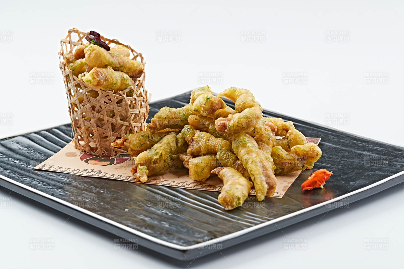 白色瓷盘装的茴香碎拖面干炸里脊图片