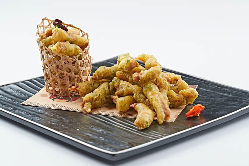 白色瓷盘装的茴香碎拖面干炸里脊图片