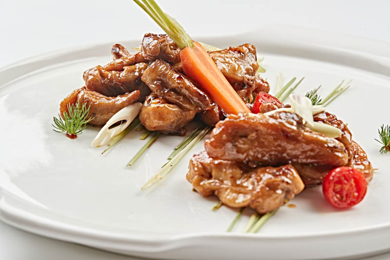 白色瓷盘装的卤味百香鸡图片