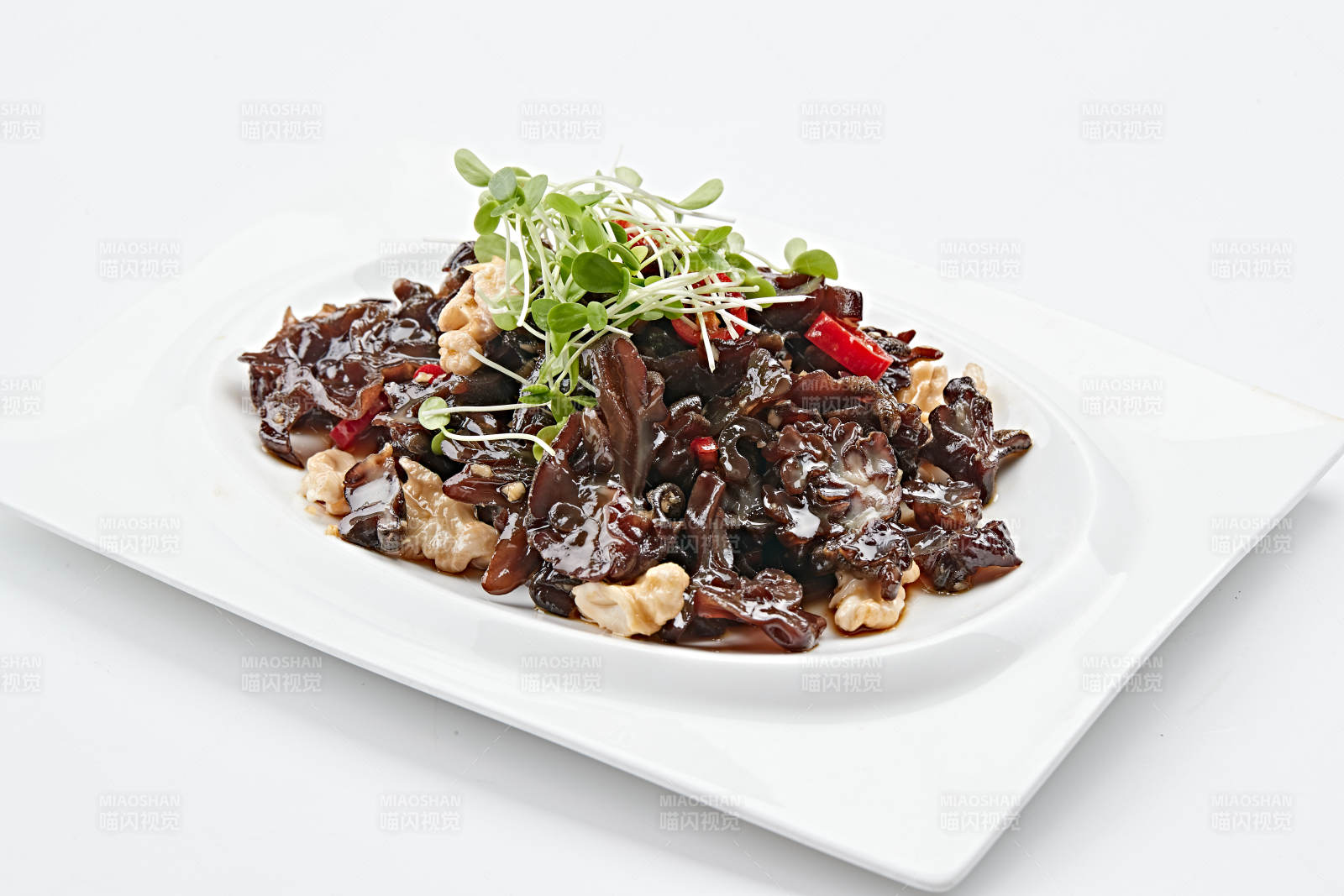 白色瓷盘装的桃仁猴头菌图片