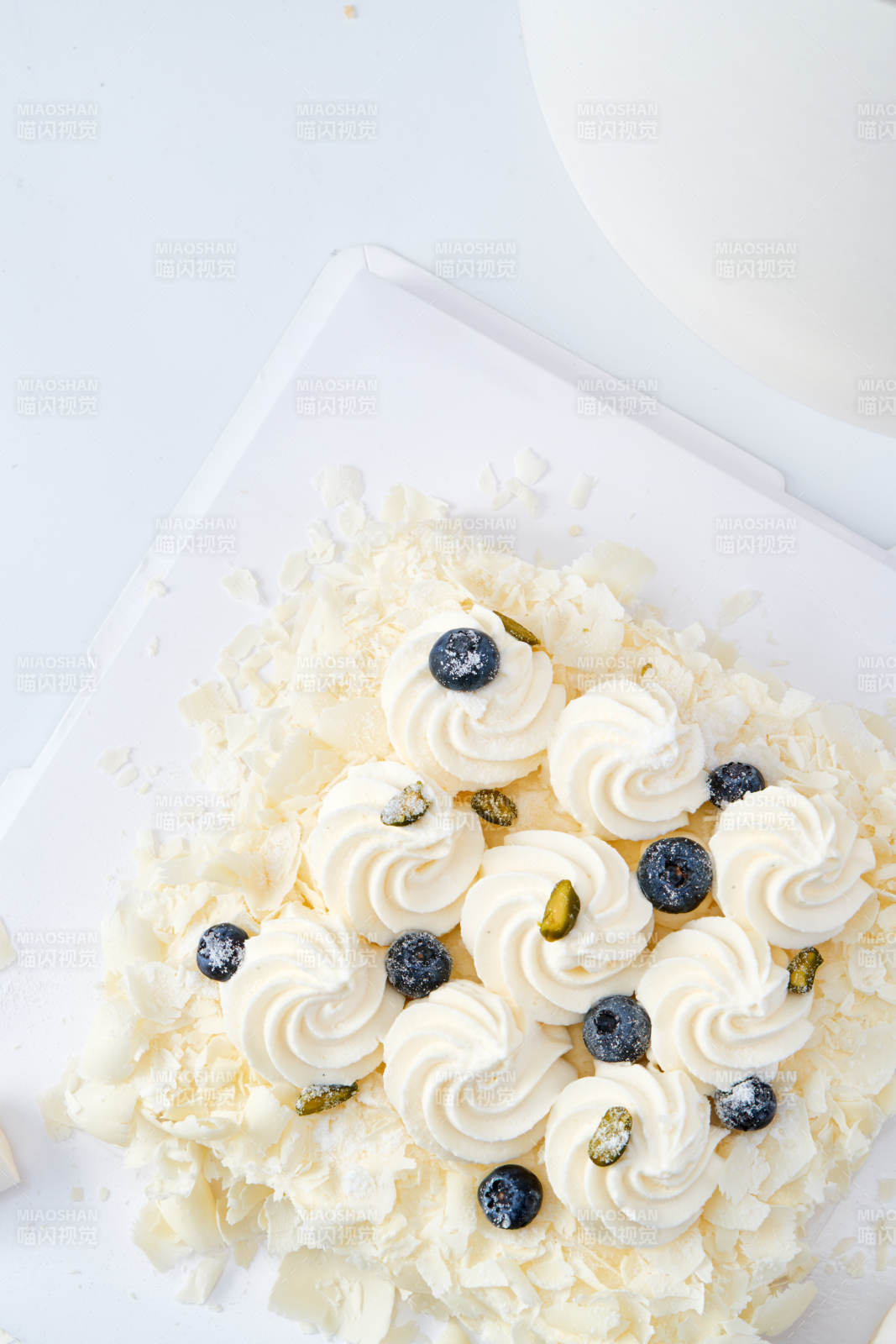 蓝莓白巧克力鲜奶慕斯榴莲蛋糕图片