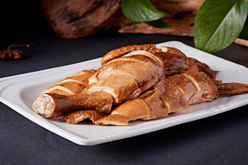 白色盘装的港式豉油白切鸡图片