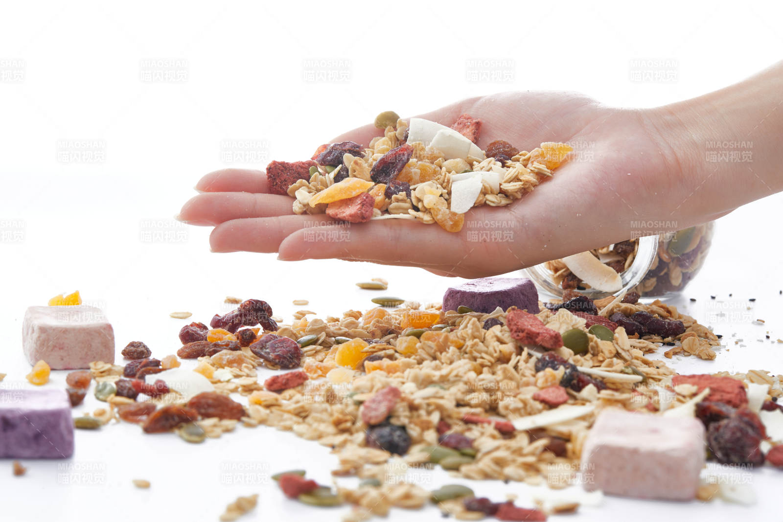 美味健康的营养早餐坚果混合烤燕麦图片