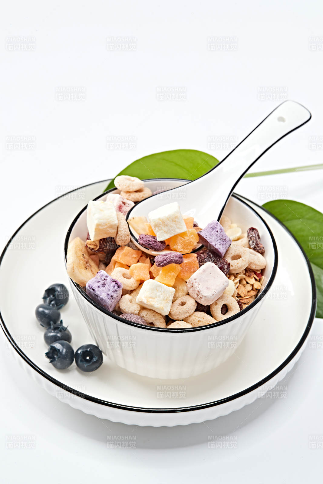 美味健康的营养早餐坚果混合烤燕麦图片