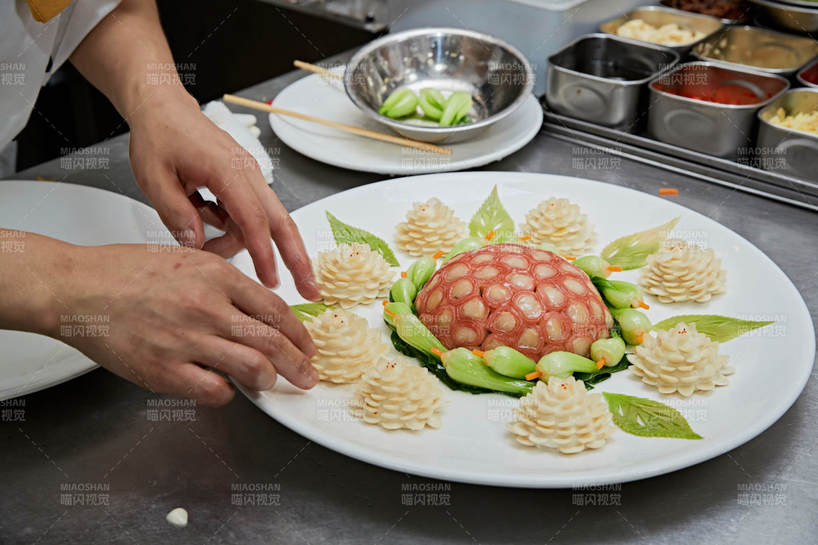 人与食物紧张忙碌的中餐厨房图片