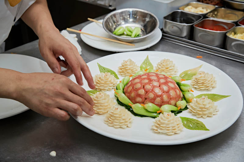 人与食物紧张忙碌的中餐厨房图片