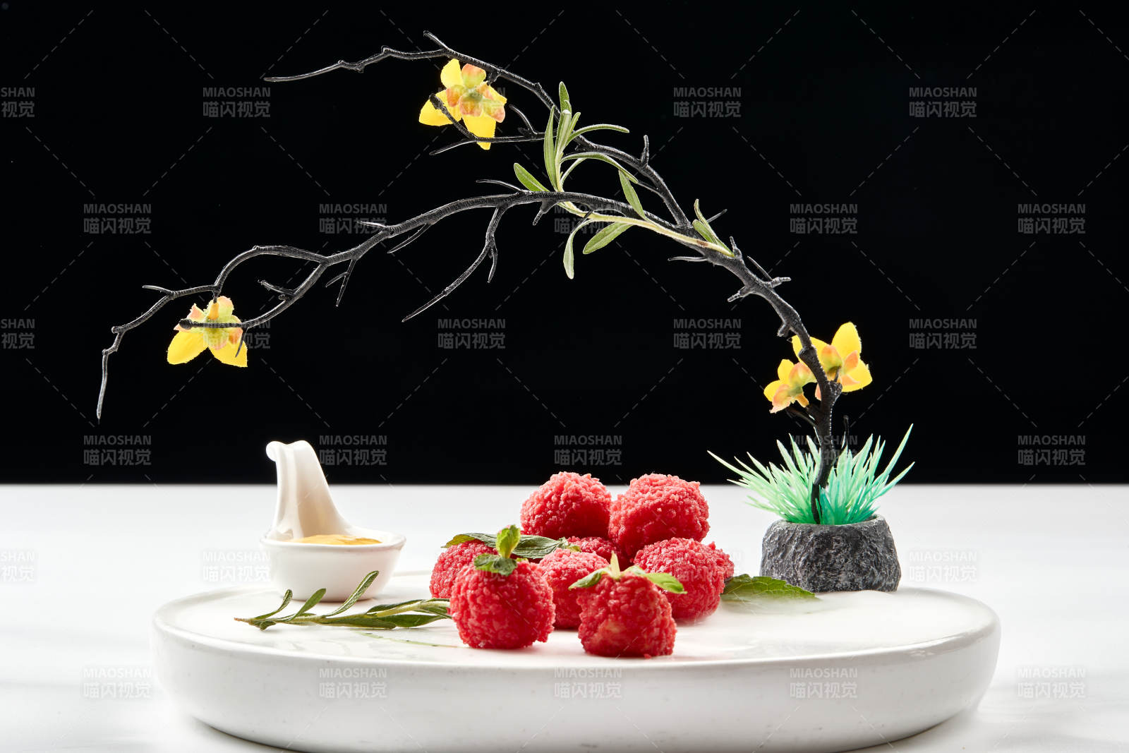 白瓷盘装的精美摆盘的荔枝大虾球图片