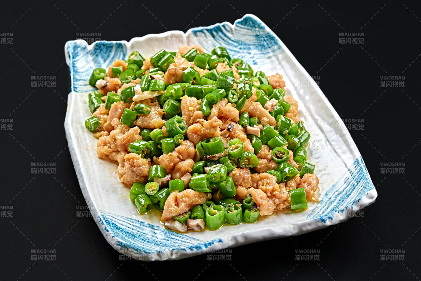 精美瓷餐具装的川菜鲜椒兔丁图片