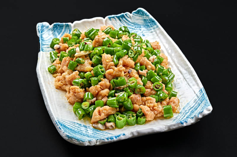 精美瓷餐具装的川菜鲜椒兔丁图片