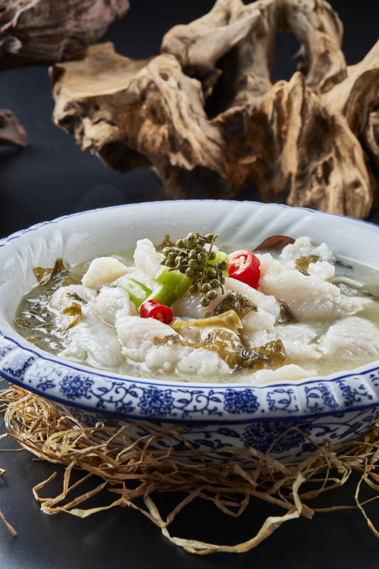 青花瓷盘装的藤椒浓汤酸菜龙利鱼图片