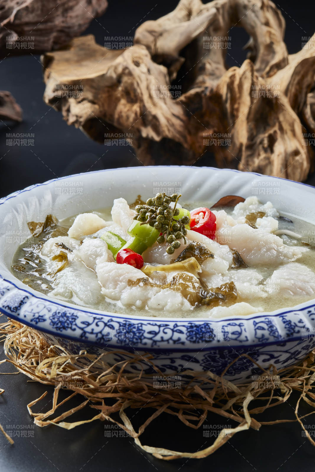 青花瓷盘装的藤椒浓汤酸菜龙利鱼图片