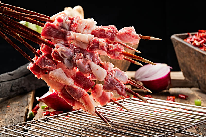 生鲜羊肉穿制的新疆红柳枝羊肉串图片