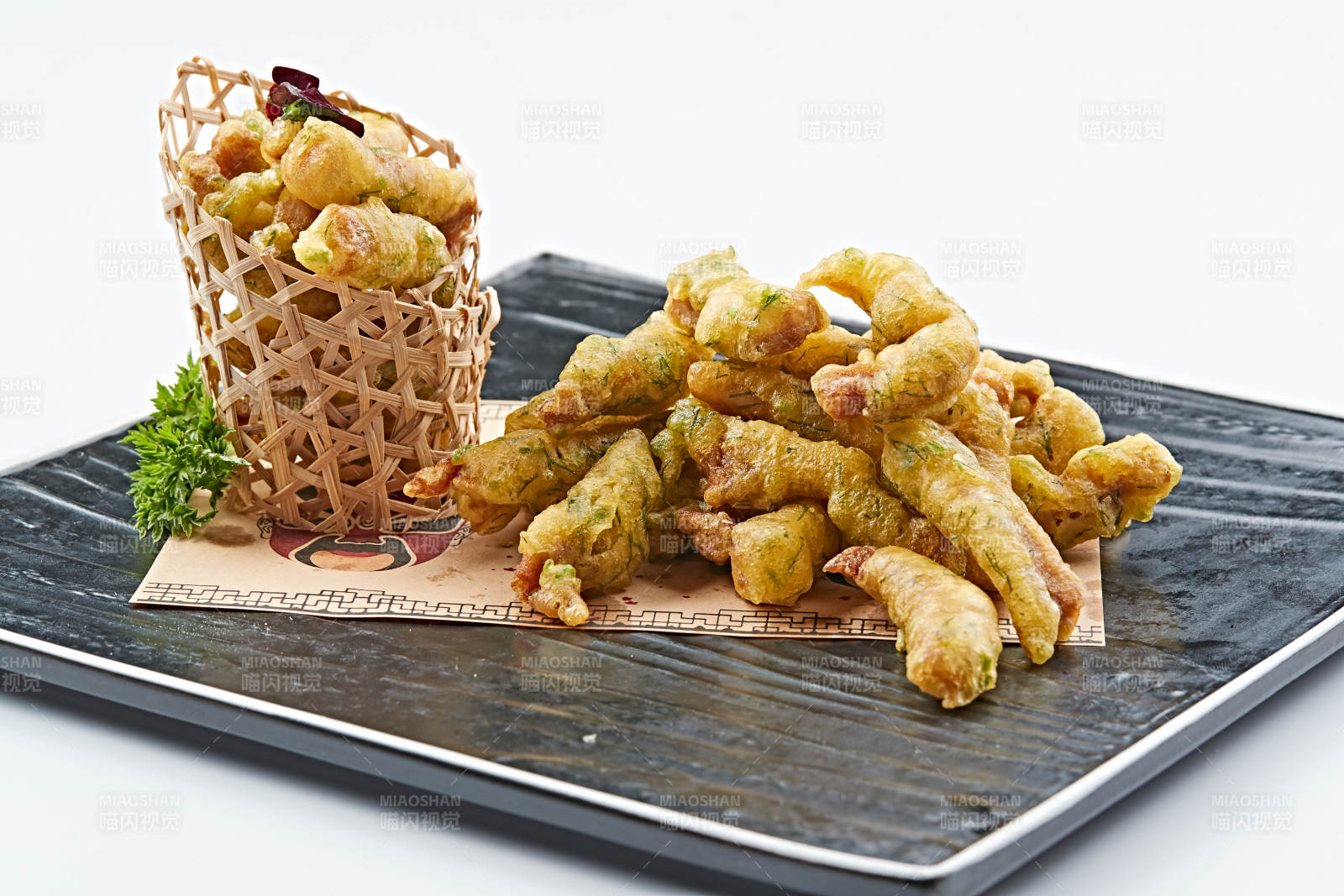 白色瓷盘装的茴香碎拖面干炸里脊图片