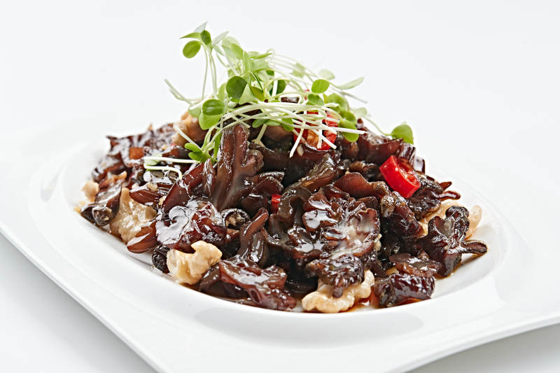 白色瓷盘装的桃仁猴头菌图片