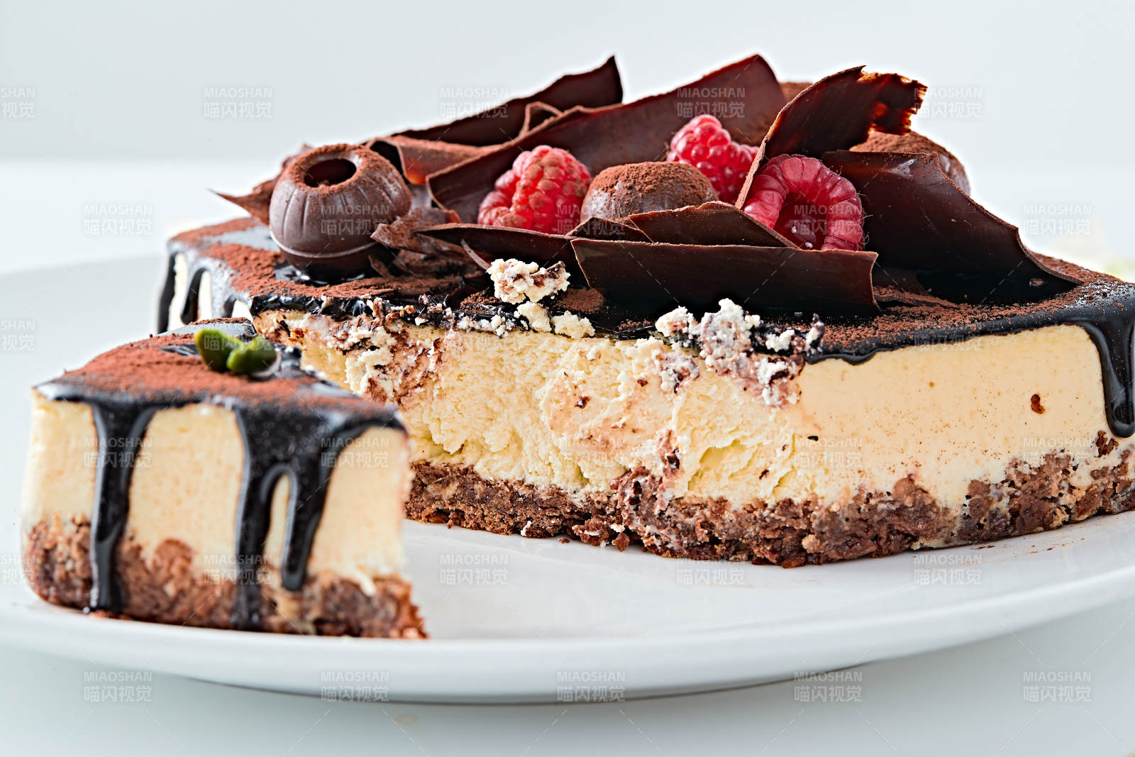 可可撒粉黑巧克力奶酪慕斯蛋糕图片