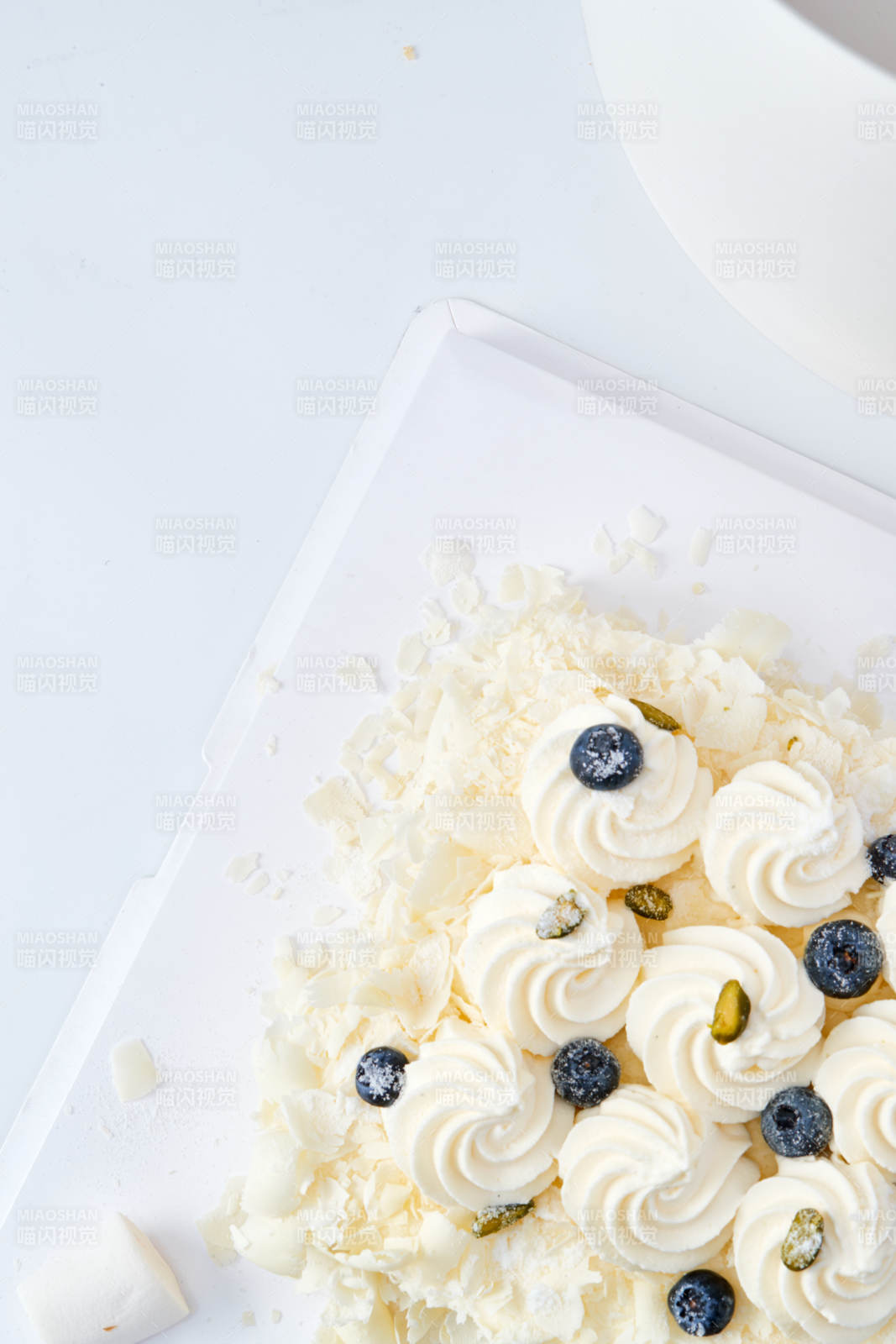 蓝莓白巧克力鲜奶慕斯榴莲蛋糕图片