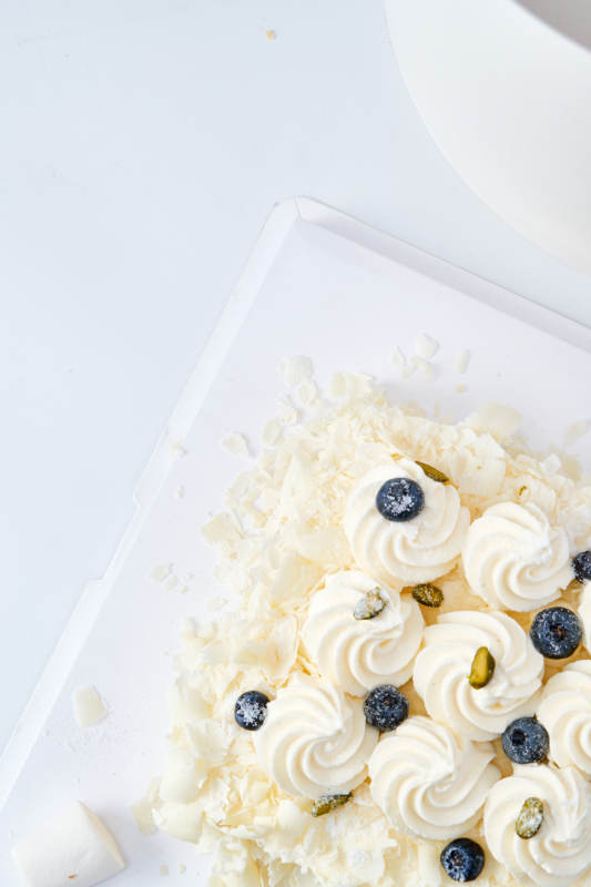 蓝莓白巧克力鲜奶慕斯榴莲蛋糕图片