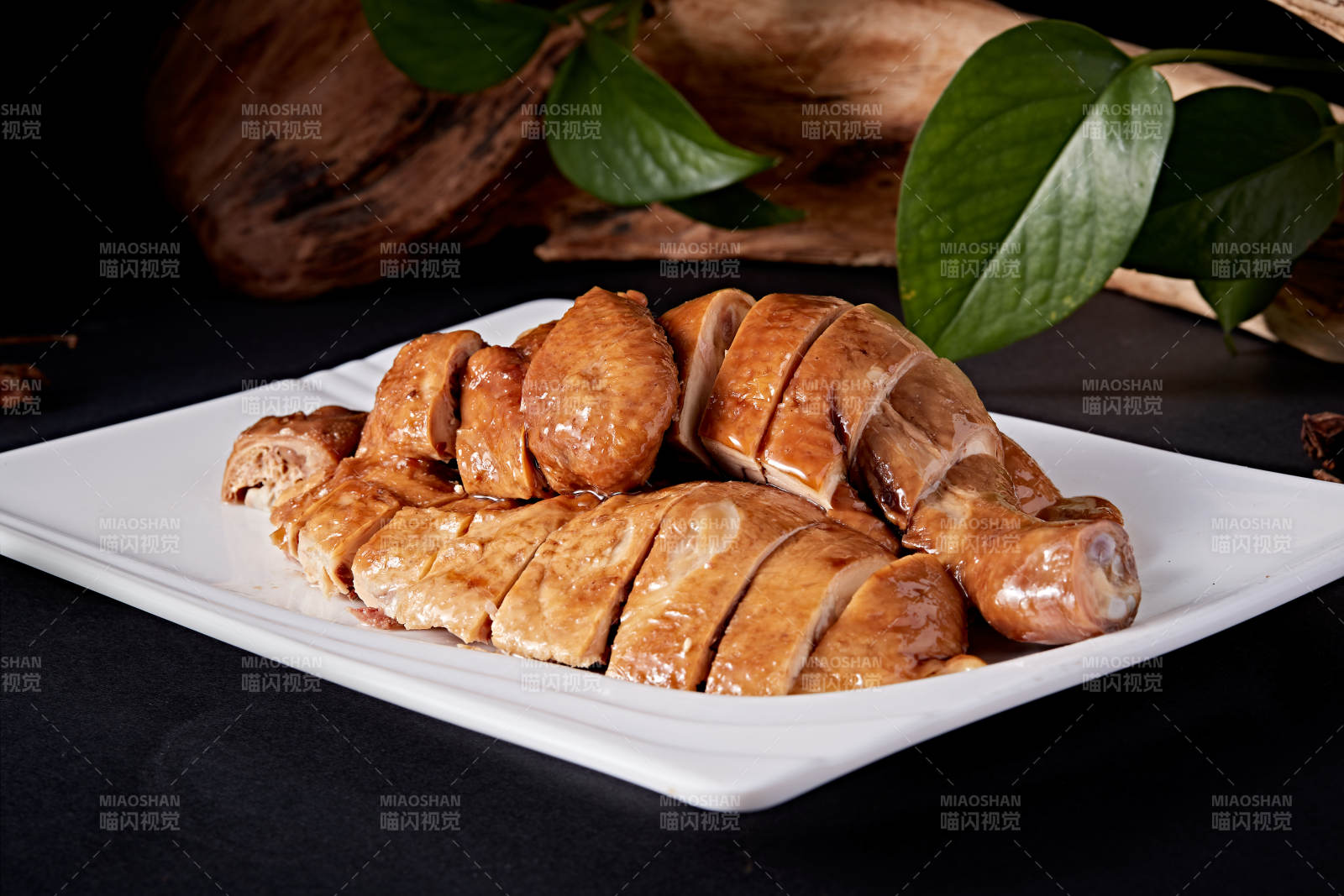 白色盘装的港式豉油白切鸡图片